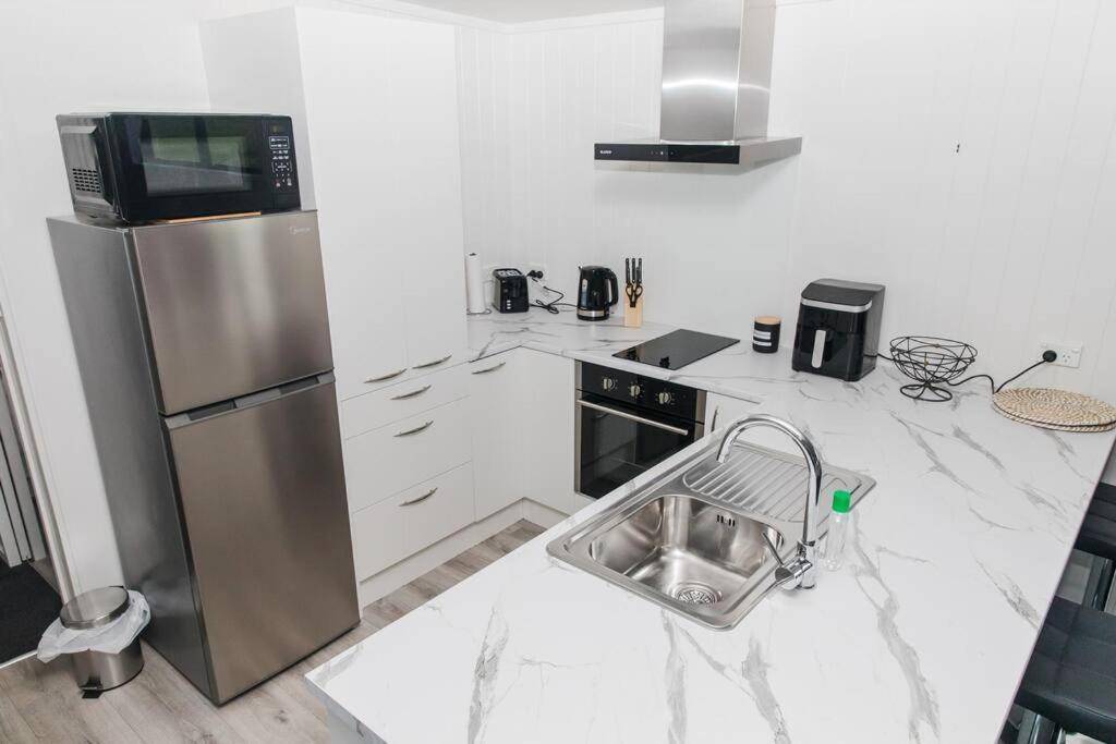 דירות אוקלנד Bombay Hills Modern Retreat מראה חיצוני תמונה